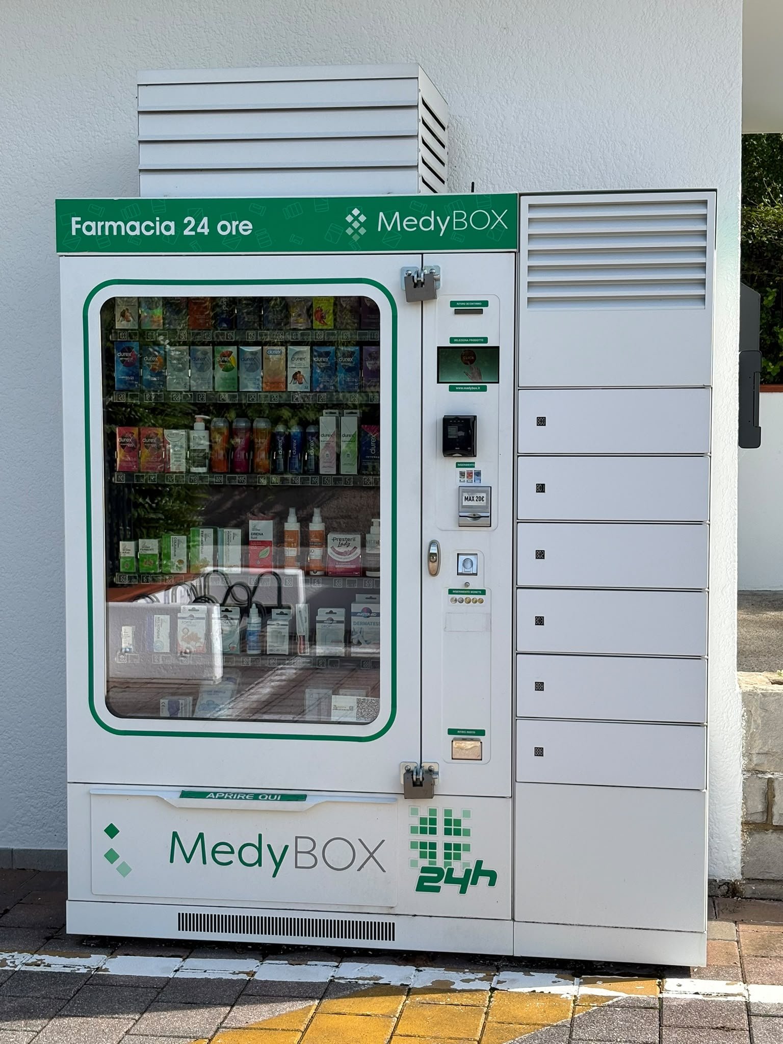 Farmacista che consiglia una cliente presso Farmacia San Giorgio a Pagnacco