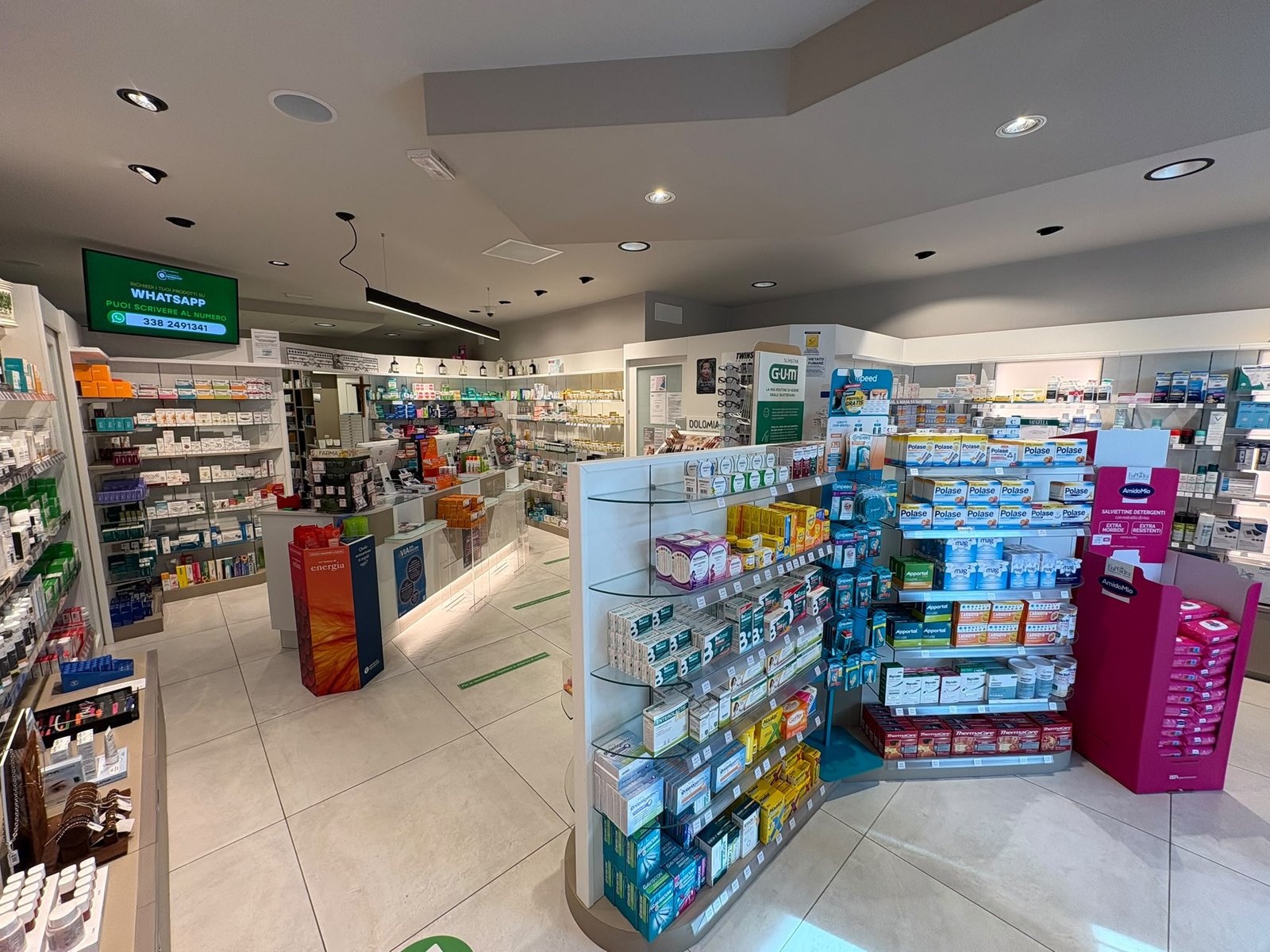 Banco e scaffali della Farmacia San Giorgio a Pagnacco