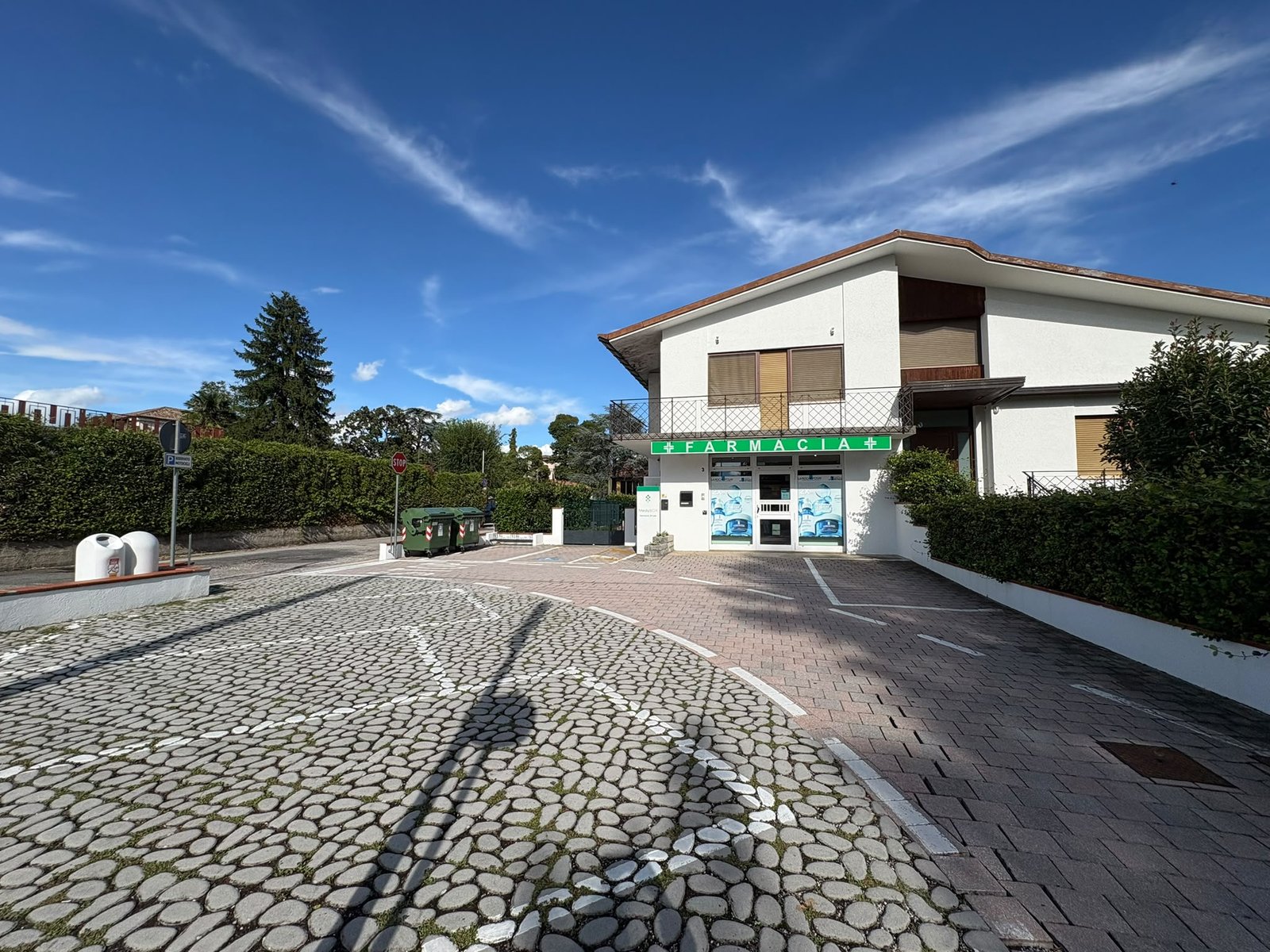 Farmacista della Farmacia San Giorgio a Pagnacco davanti agli scaffali dei farmaci