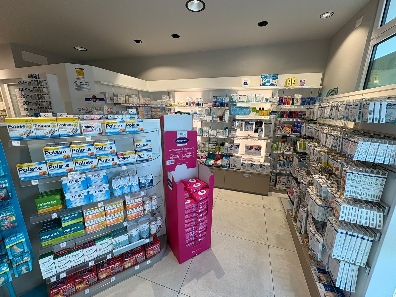 Farmacista della Farmacia San Giorgio al banco con un cliente